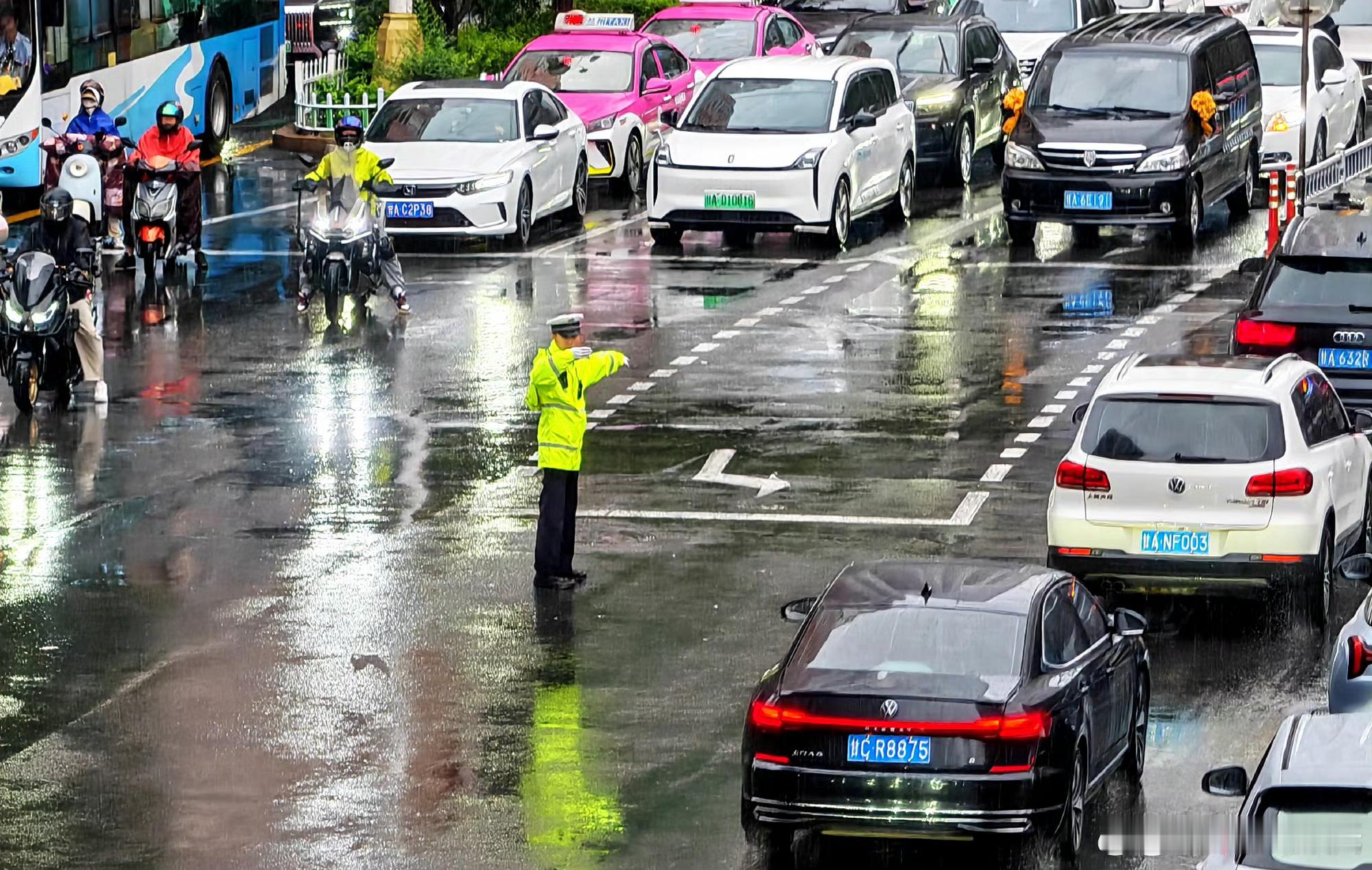 【你的平安，我来守护】兰州交警雨天守护平安路 8月27日，兰州小雨。早高峰的十字