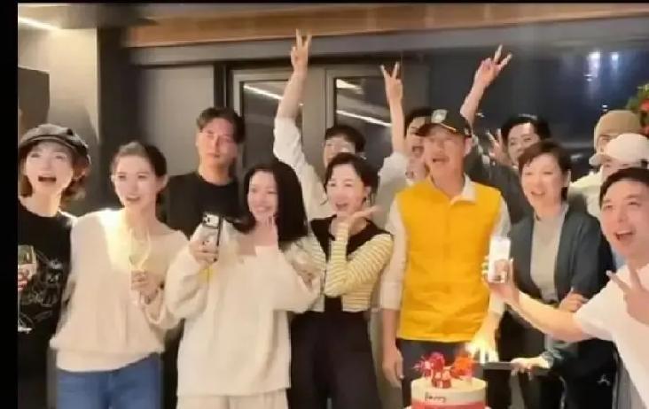 郭宇欣被传边缘化？路透直接打脸
 
路透里她搂着徐若晗腰，小雨贴肩，三人笑成一团