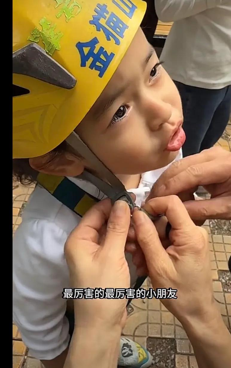 叶海洋二女儿只有两岁半，胆子是一点都不小，这么小就去攀岩，而且还不是室内的，而是
