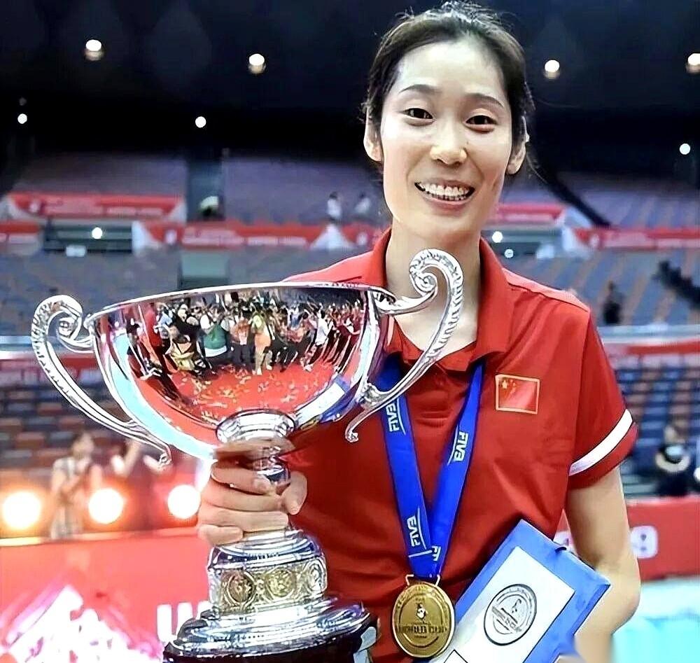 朱婷那件国家队2号球衣，被人从柜子里拿出来，递给了一个新人。
而球衣的主人，甚至
