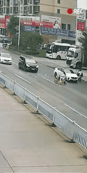 所有的捷径都标好了价格，有的要钱，有的要命！

刚刷到个视频，心跟着揪了一下。