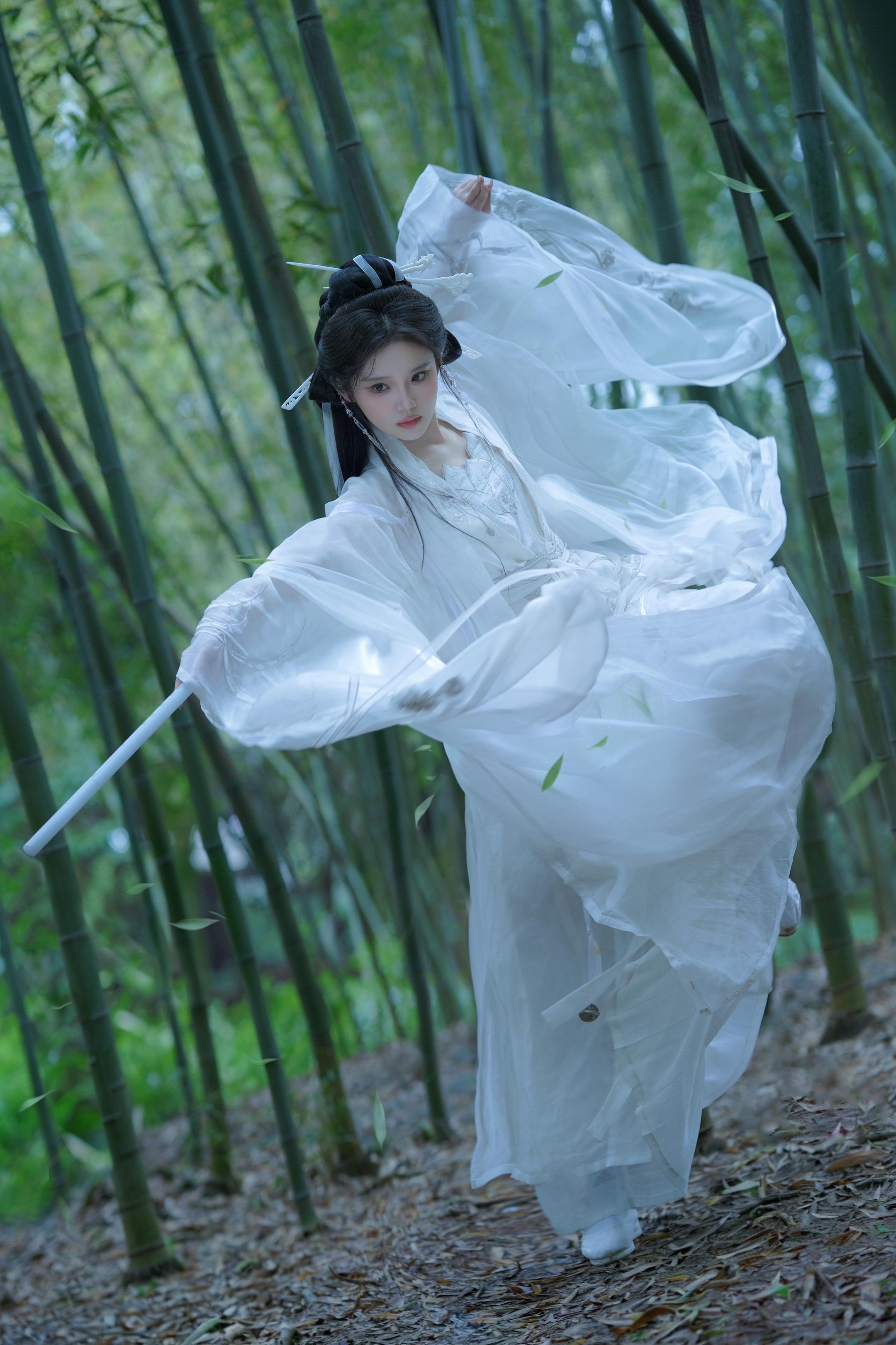 “竹影清风，一剑入星河。”🍃。终于拍到了我喜欢的竹林武侠风！！！