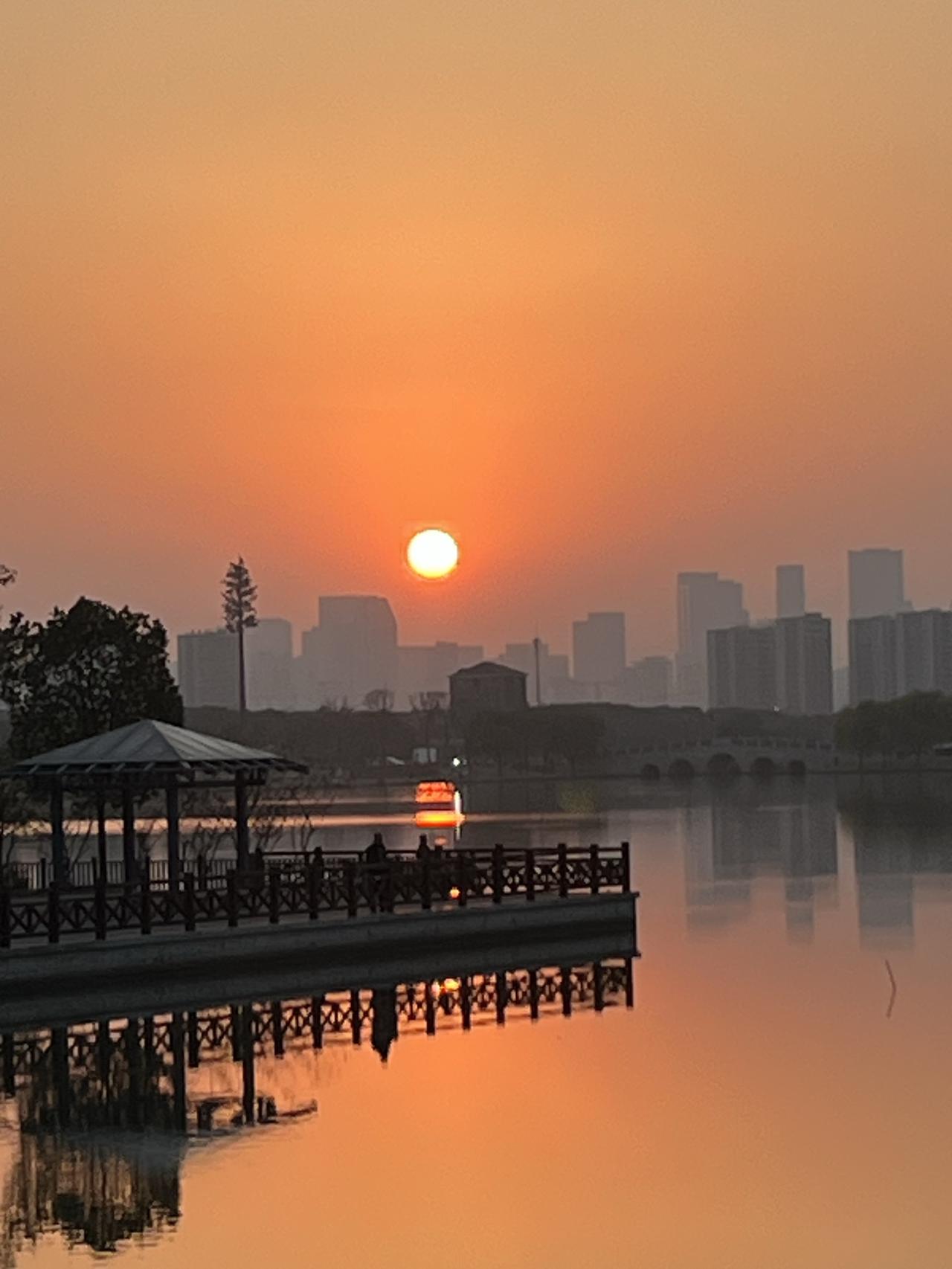 人到中年，千万别再瞎折腾了，最简单的养生，藏在日常里！

1. 心宽一尺，病退一