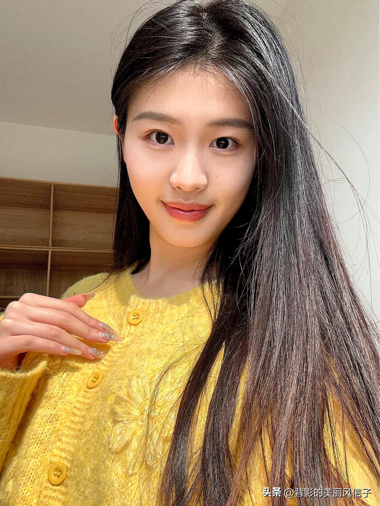 黄衣美人笑，春风满面来。