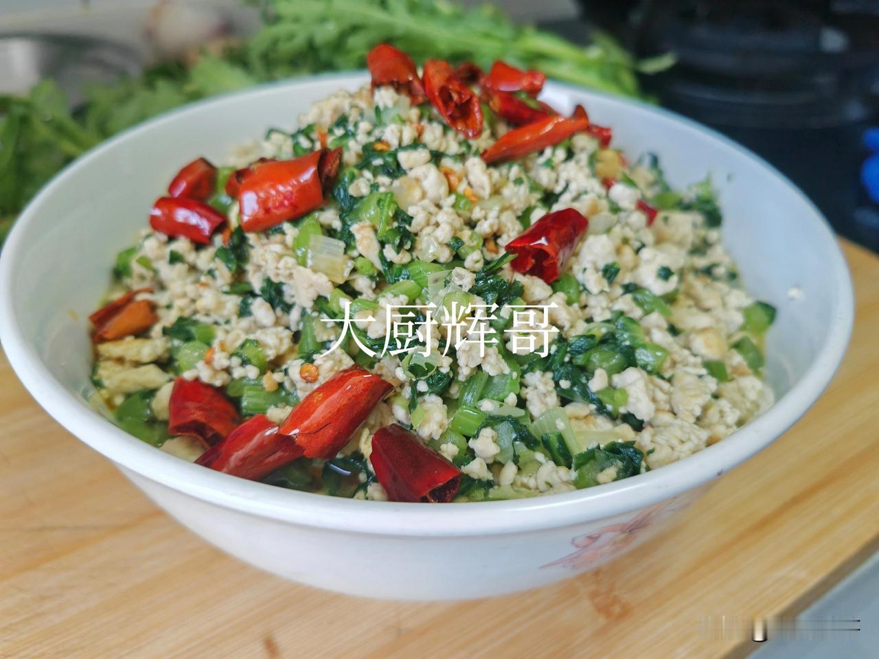 茼蒿怎么吃呢？今天分享茼蒿小豆腐的做法，下饭还好吃！
茼蒿洗净切碎，豆腐切成小丁
