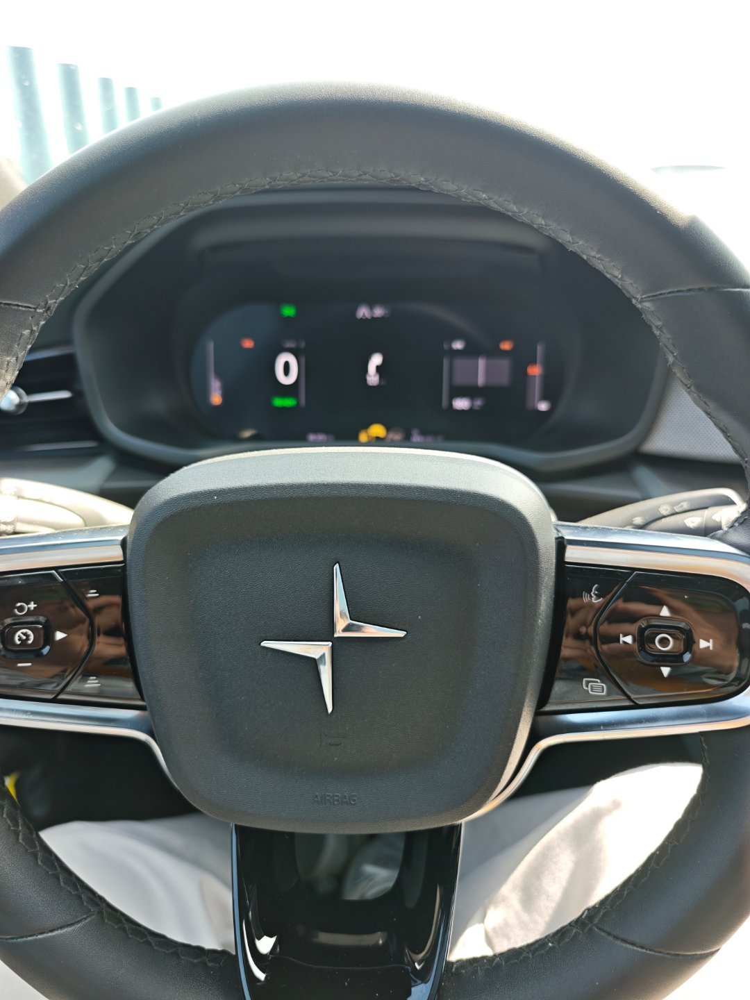 你说极星2的天幕设计的垃圾吧，的确太阳很晒。但它上面又好像设计了一个储物格一样的