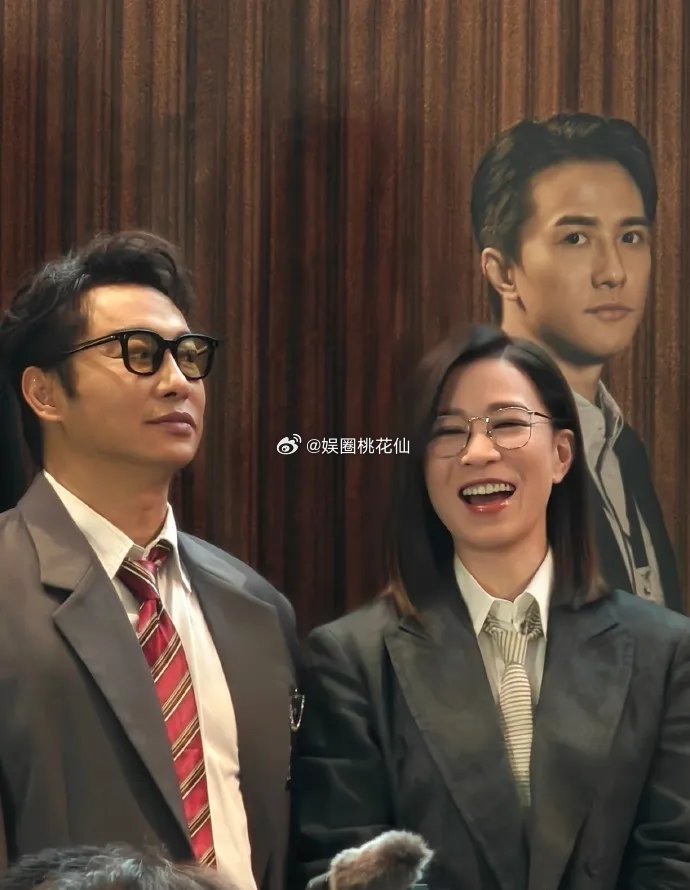 明星活动路透｜赵雅芝红裙靓丽，佘诗曼谭耀文同框般配，万茜中性风飒爽，刘诗雯白衣活