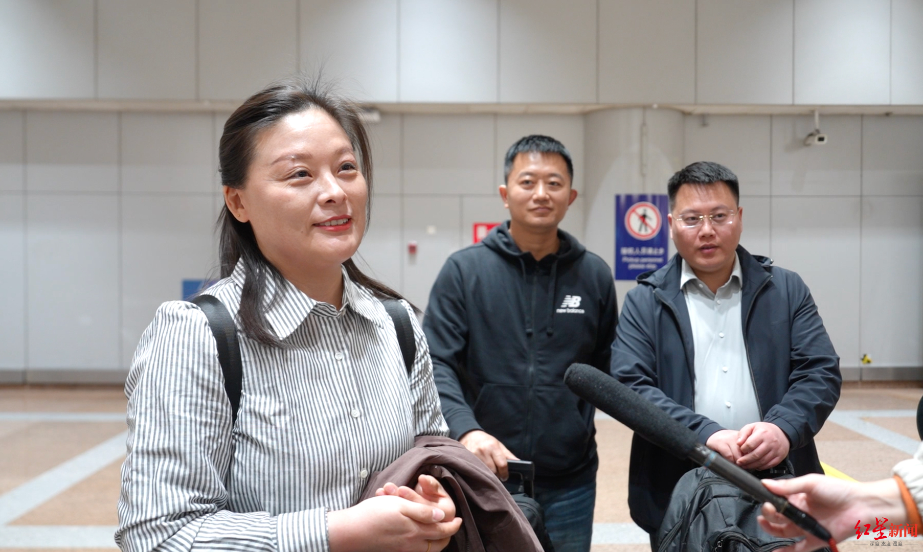 #看到中国国旗心就踏实了#【直击伊朗撤离同胞乘机抵京：“进入邻国第一眼就看到中国