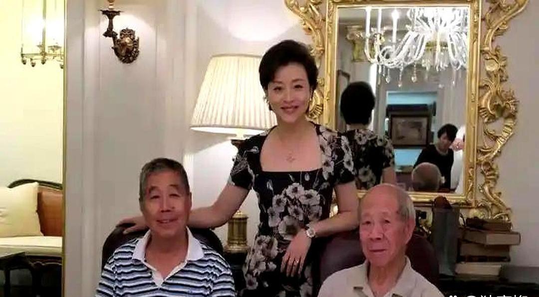 杨澜爸爸杨鑫楠是北外教授，享受国务院津贴，妈妈也是大学老师。杨澜出生在高知家庭，