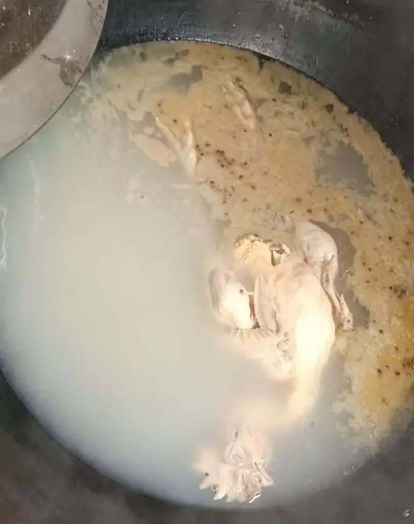同事的爸爸饭后出去打牌，留言：给你做了一只鸡在锅里，下班回家自己盛出来吃。打开锅