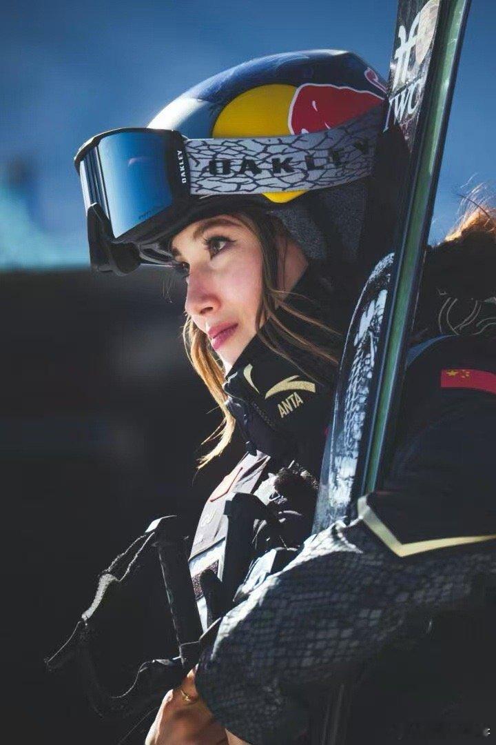 谷爱凌P人实锤谷爱凌把粉丝送的礼物都留下了 谷爱凌整理奖牌的样子太可爱！P人日常