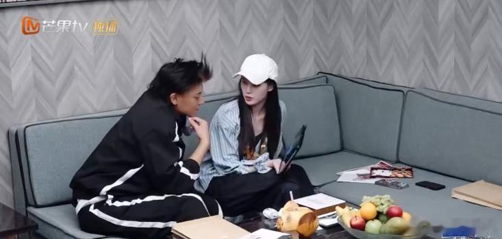 黄子韬说着话又亲上去了 看到黄子韬亲徐艺洋那一幕，真的是惊呆了！他边说话边亲，简