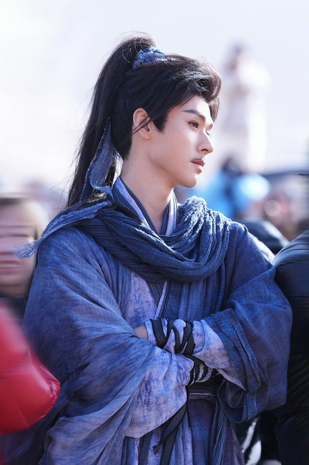 龚俊凤舞九天开机照龚俊六宫格开机照 龚俊凤舞九天开机照，这个小胡子太有感觉了，妆