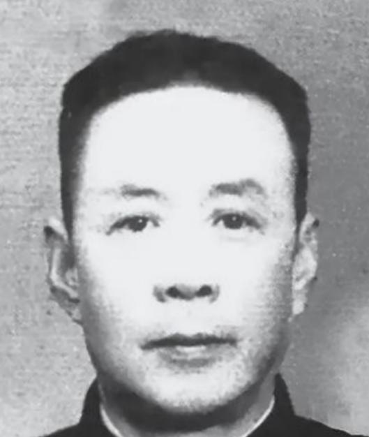 1939 年，国军中将陈铁在山西设宴款待彭德怀，陈铁的夫人在倒茶时悄悄说道：“现