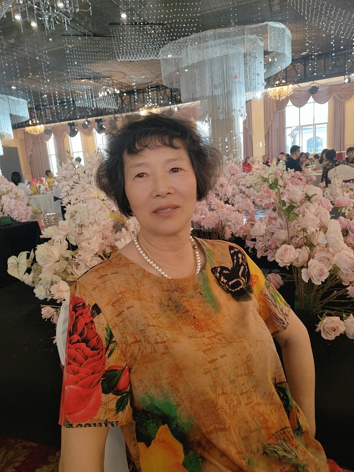 祝我亲爱的姆妈节日快乐。本来想给买个大金镯子当礼物，她硬不要，让我不要乱花钱。那