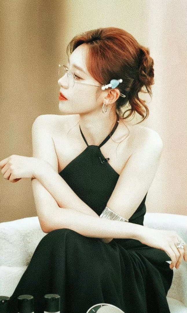 张月直播谁能拒绝张月的直播间！气质温婉灵动，清甜软萌感扑面而来，七夕夜晚养眼十足