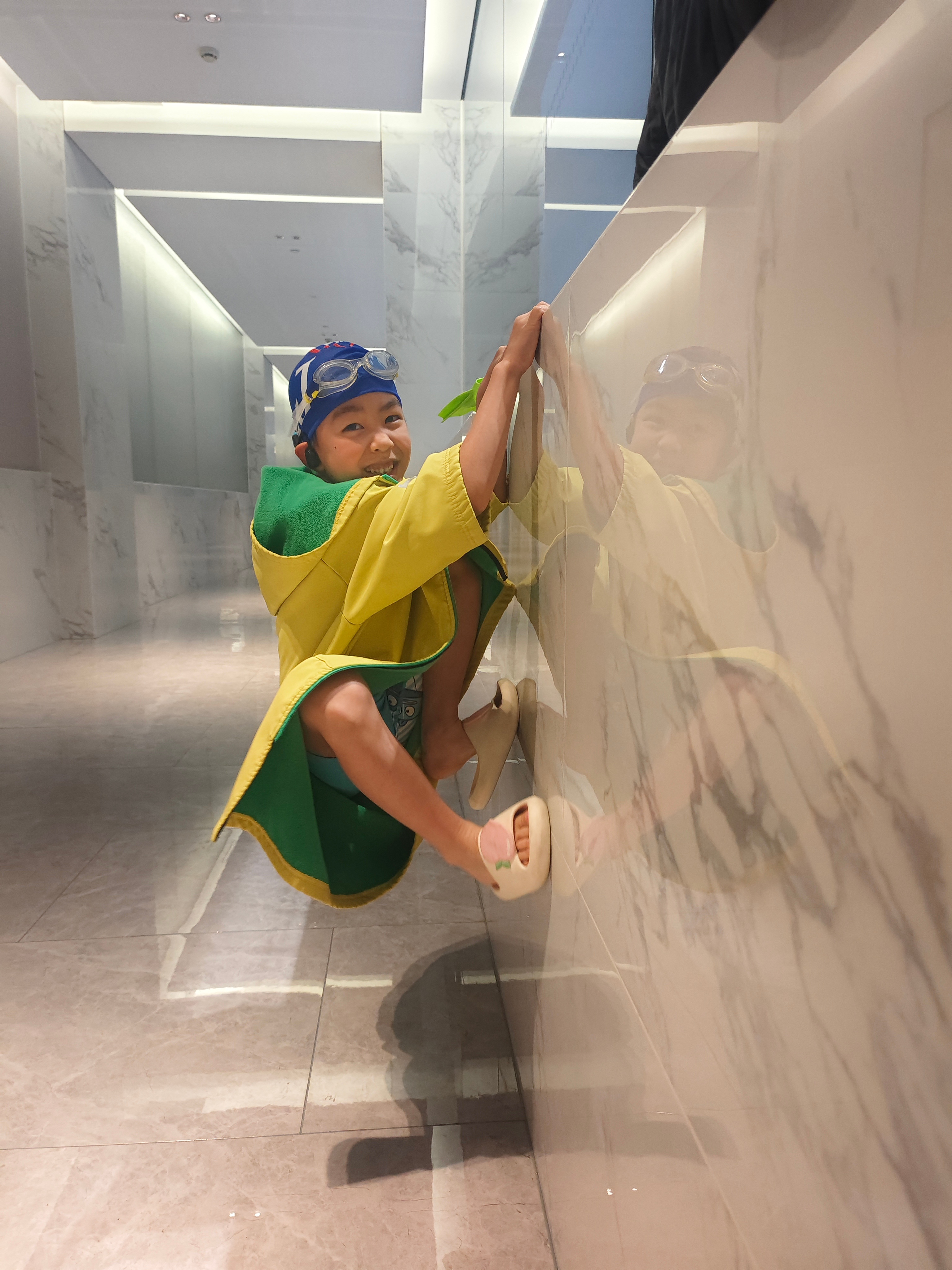 这孩子是个猴吧[黑线]是每个男孩儿到六七岁都会自动解锁爬上爬下属性吗？张小苗日记