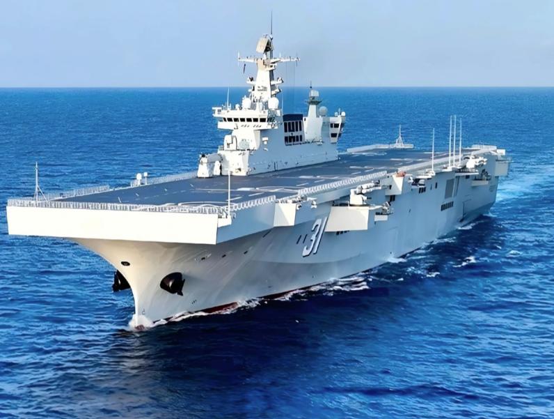 076型四川舰质量车电磁弹射画面首次公开，从4万余吨两栖攻击舰走到远海无人作战试