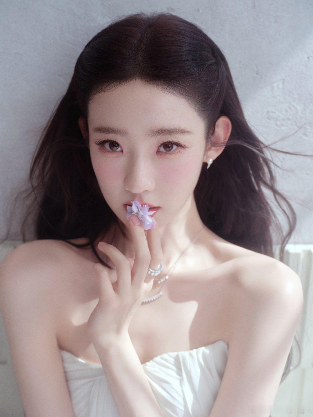 张艺凡又来给自己唱bgm了开头特效还以为是抽象小视频。结果是妹宝本人。全开麦清唱