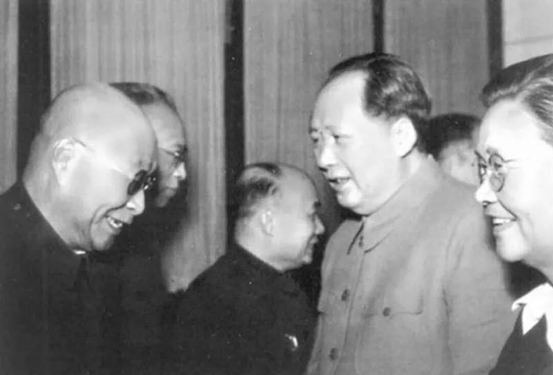 1953年，当卫生部有人提出废除中医的荒唐建议时，毛主席勃然大怒，掷地有声的斥责