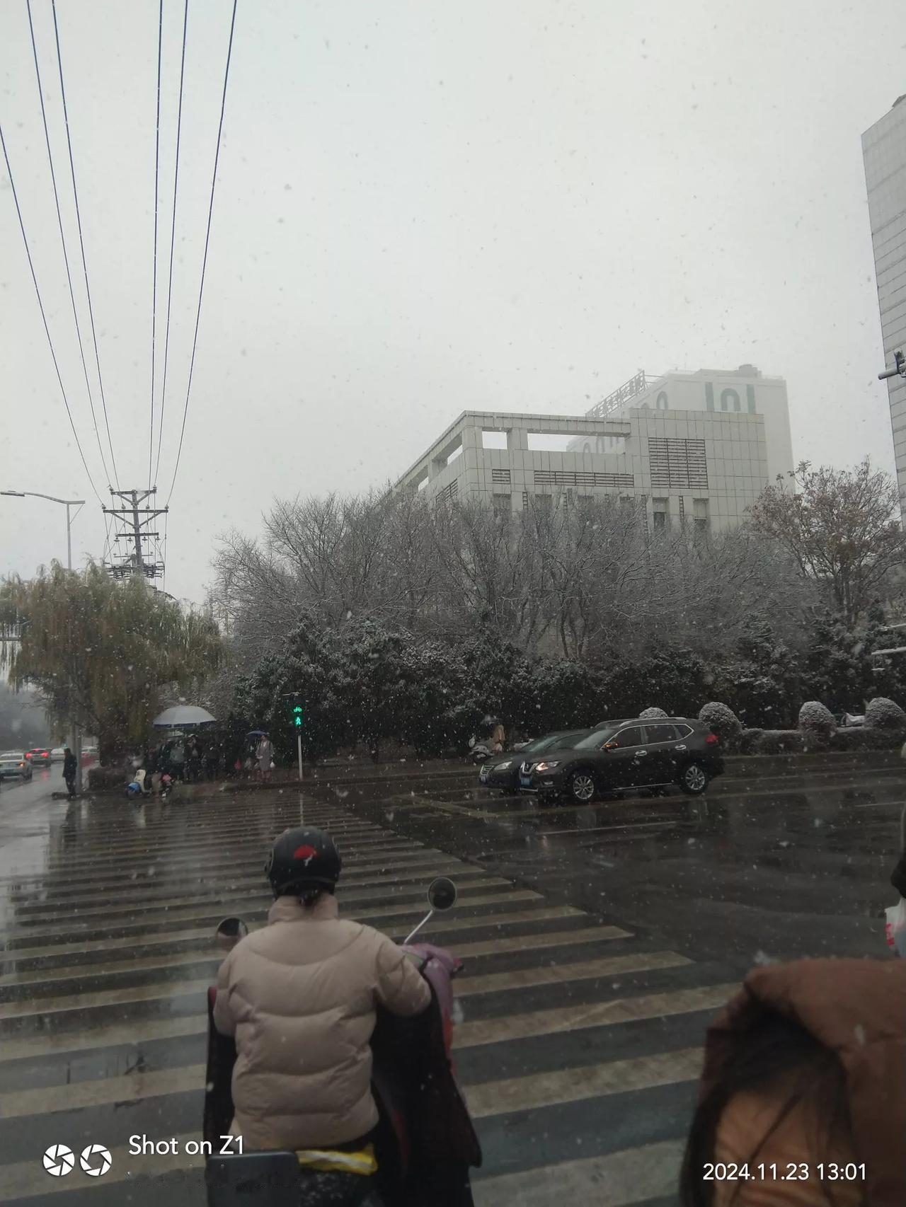 雪花飞舞中，行人踏雪归。