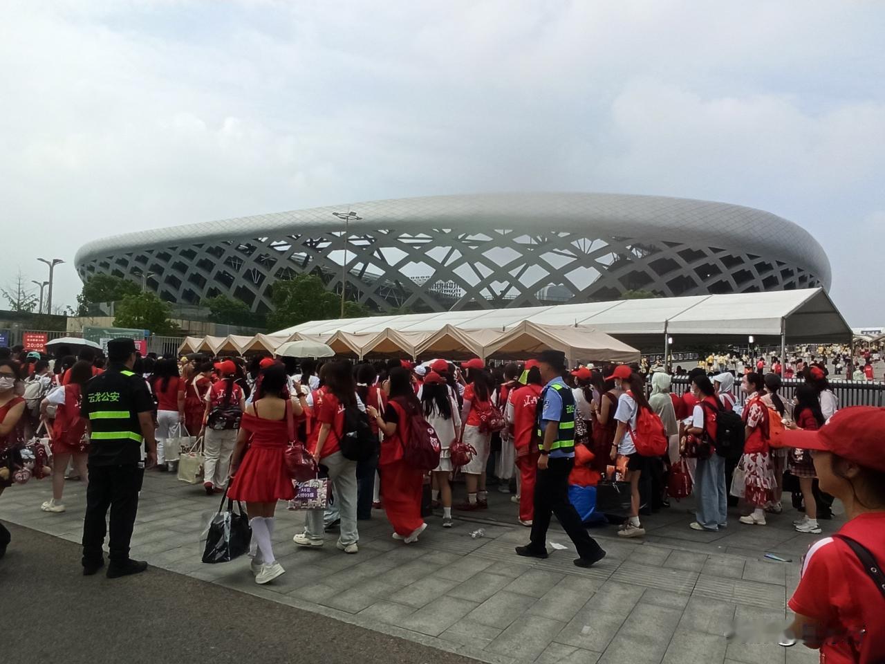 五彩缤纷的女孩云集徐州，这场跨越山河的奔赴，徐州可以说完美地接住了这波流量。T0