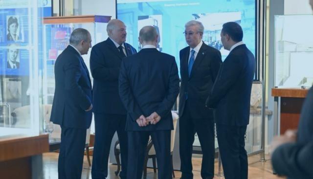 12月22日，普京背手而立，与刚从日本赶来的哈萨克斯坦总统、吉尔吉斯斯坦总统聊得