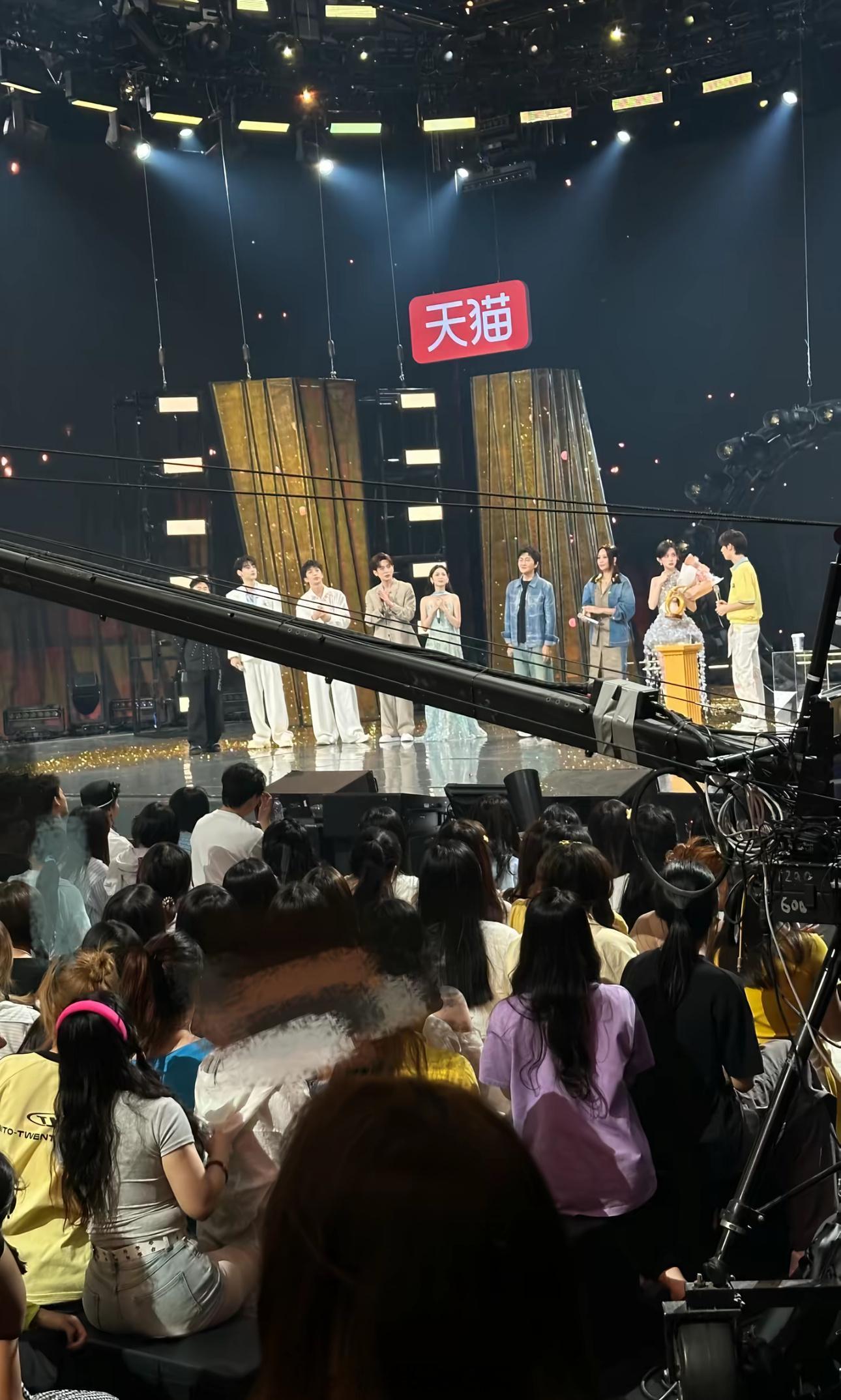 田栩宁hi6又有新路透爆出来了，尽管高糊但还是帅得突出，喜欢田栩宁的也是有福了，