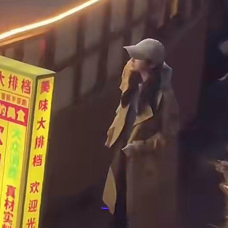 关晓彤新剧尾随林一路透关晓彤狗狗祟祟跟踪林一 哈哈哈哈哈有点可爱是怎么回事啊～关