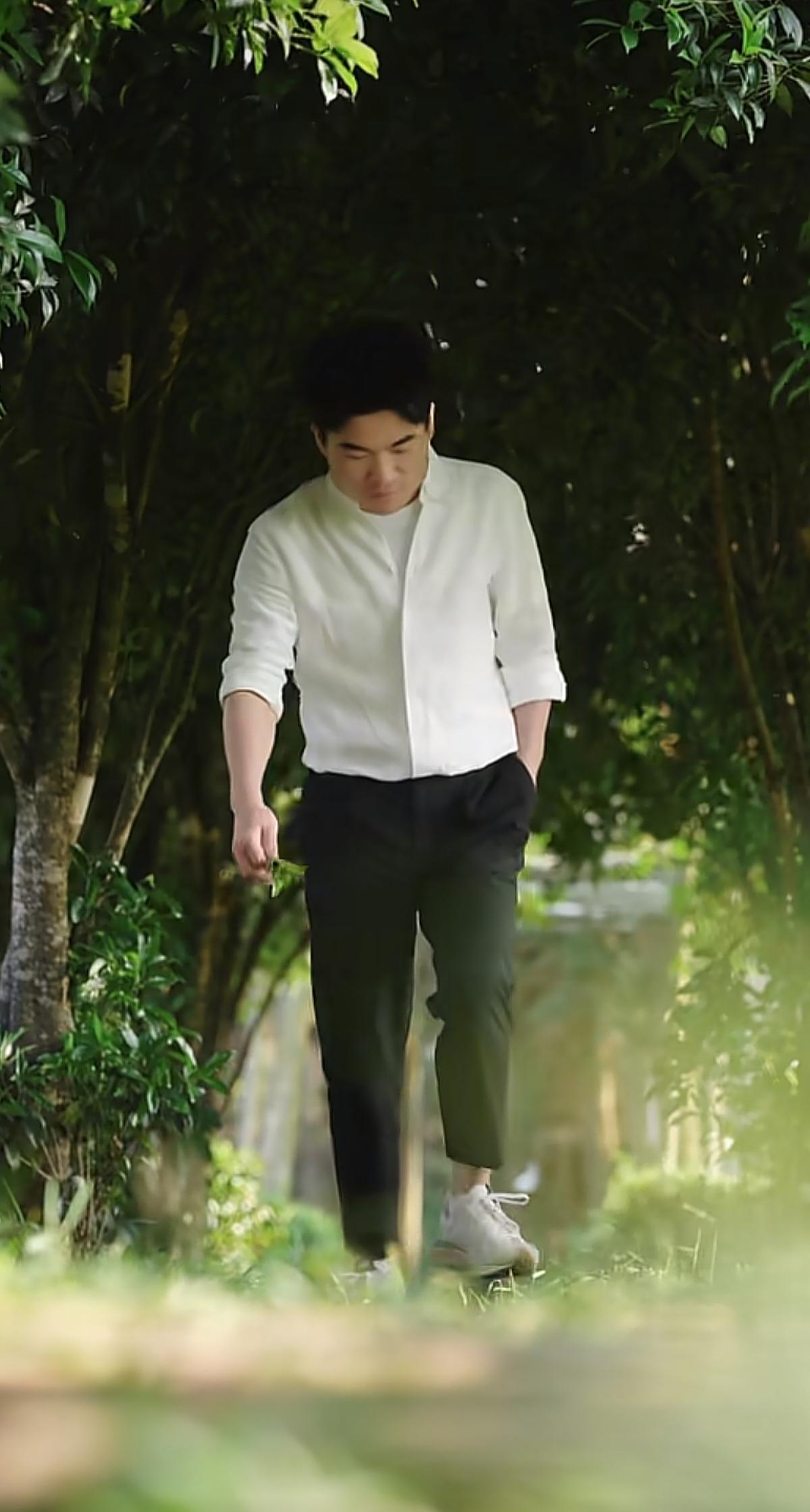 漫步山间
       偷得浮生半日闲，在云南保山的茶园里放慢脚步，听山风轻诉，