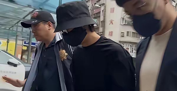 深扒修杰楷之后，我发现他这个事，越扒越有。1  当庭认罪求缓刑他的律师拼命求法官