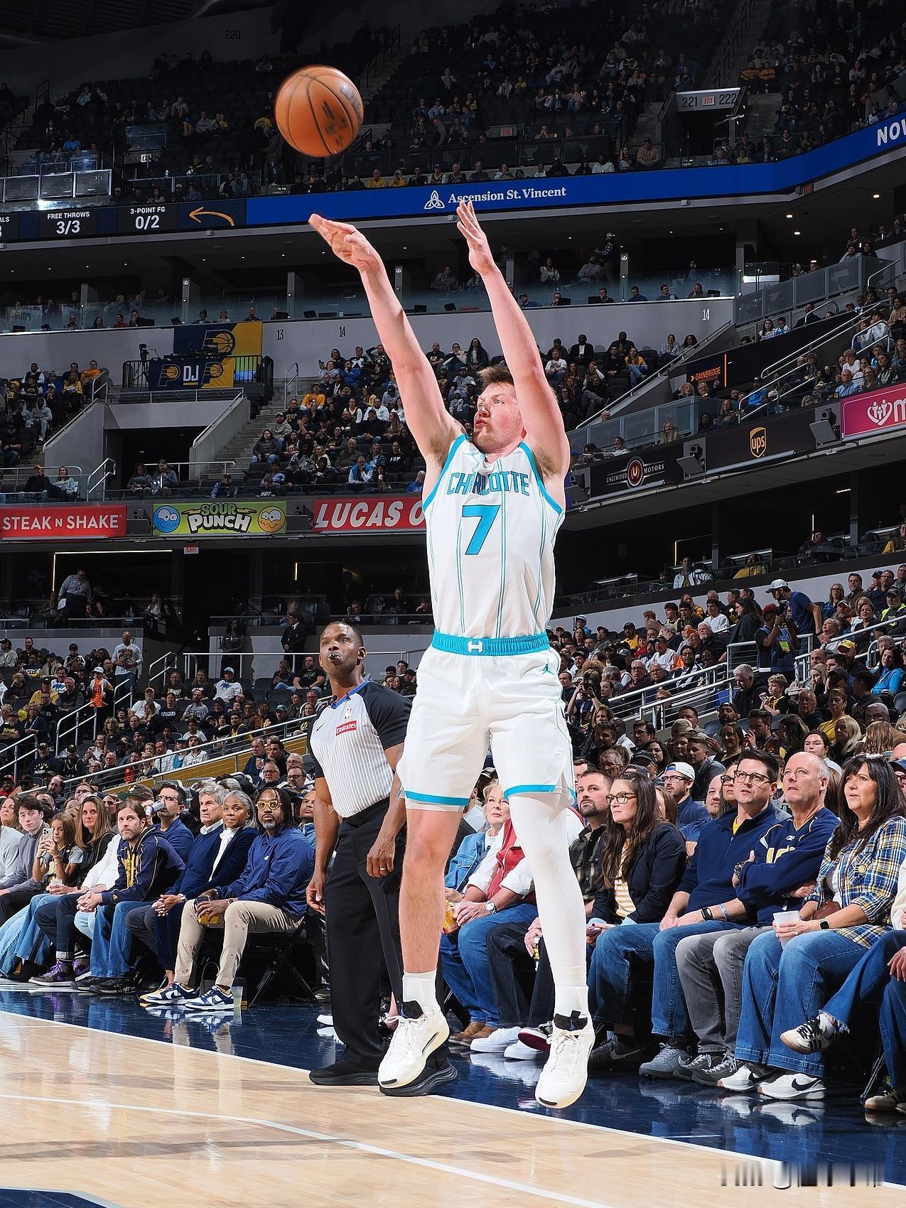 巨星风范，黄蜂新秀克尼佩尔投进绝平三分进加时逆转赢球!

在今天黄蜂与猛龙的比赛