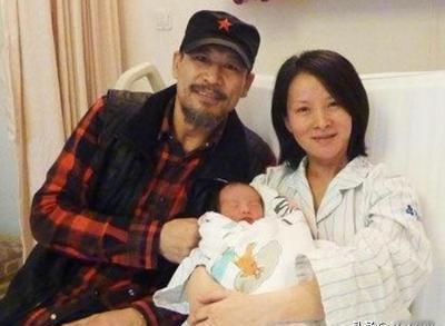 当年，27岁的谢兰嫁给大自己11岁的师小红，两人约好了丁克，不要孩子，因为她的父