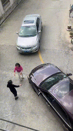 这是我见过的最克制，最没有伤害性的吵架，堪称现代版的“君子动口不动手”！
2个上