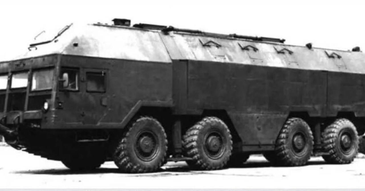 在冷战核阴云最浓密的年代，苏联西部平原上悄然出现一种钢铁巨兽——基于MAZ-54