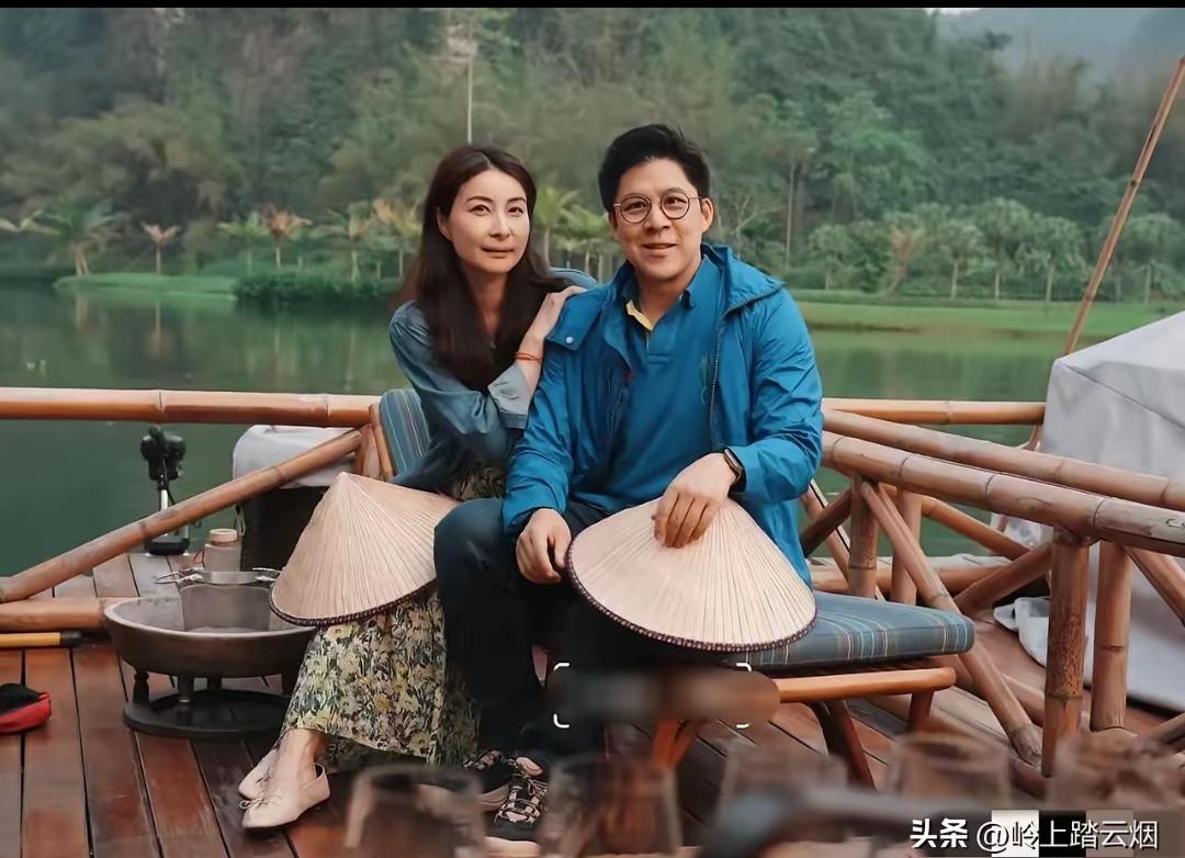 4月7日，霍启刚突然在香港社媒高调发文，他大方公开分享了多张全家在广西旅游的照片