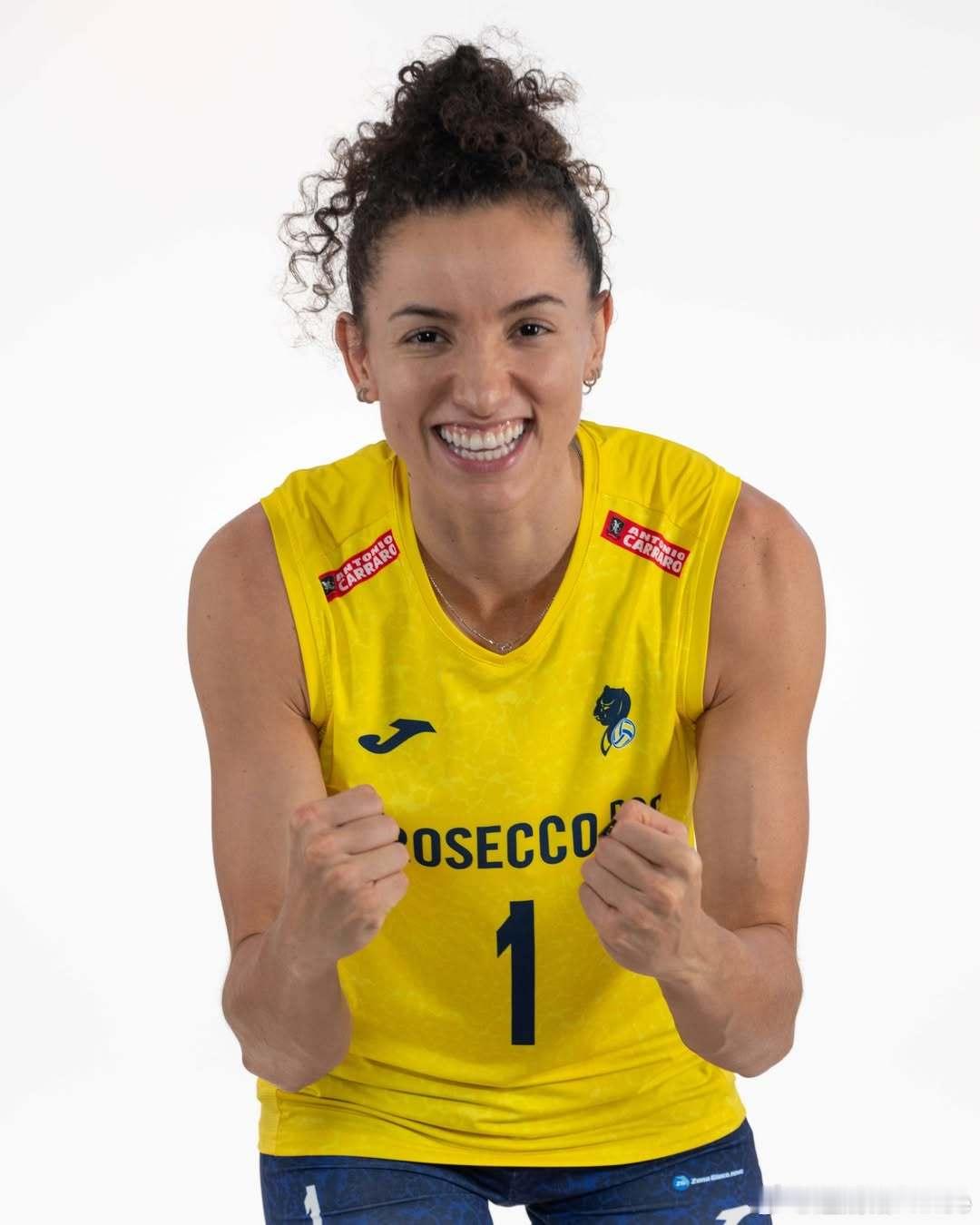 朱婷留洋第七季 💛💙🤍 黑豹队世俱赛的新战服！加油！ 