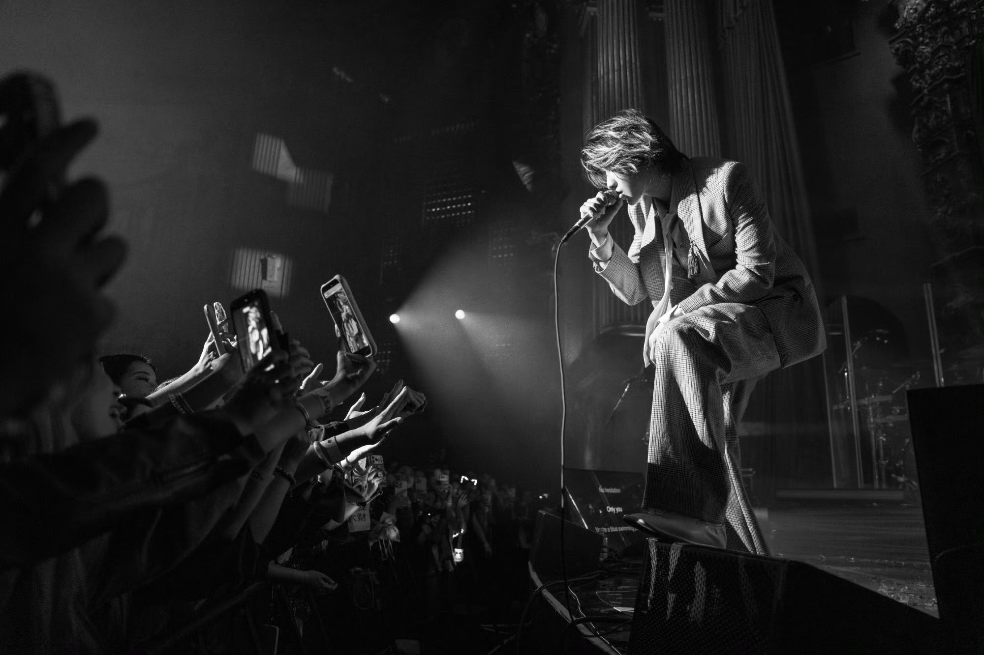 蔡徐坤全球巡演旧金山站释出全新造型，AMIRI 2026春夏系列格纹套装廓形设计