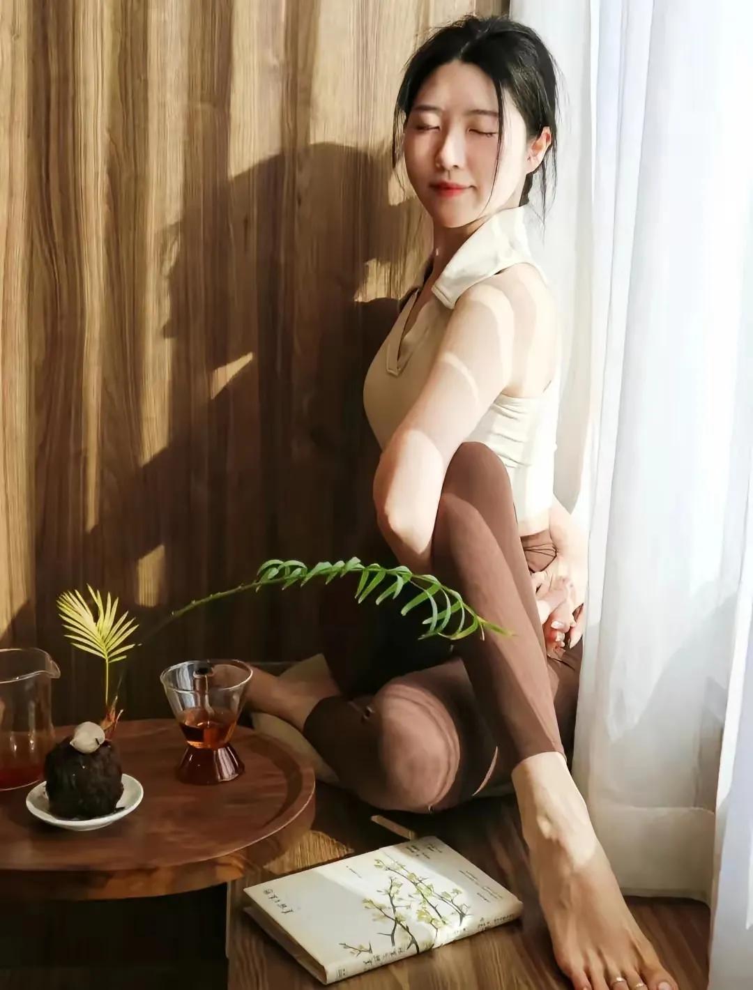瑜伽老师这腿能这样这也太厉害了吧，最后一张看着简单其实一点都不简单，我试了一下根