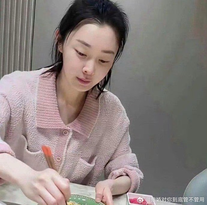 宋轶没化妆照片火了，网友沸腾，鼻子既然成焦点 
