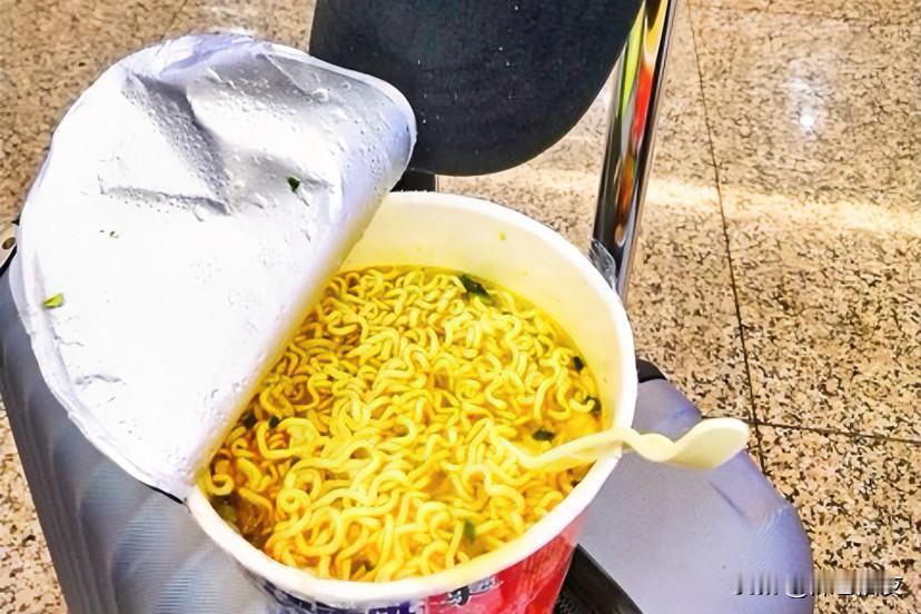 有人说吃泡面没有营养，
特别是在火车站等地方。

其实，
没营养，不用提醒，
只