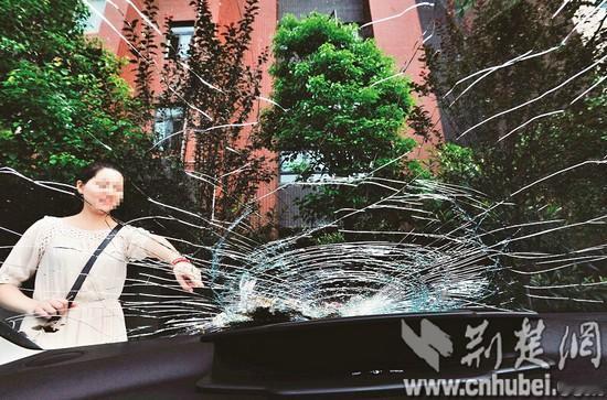 乱停车的后果。一女子80万豪车违停，直接被人砸得稀烂。违停确实不对，但这么暴力解