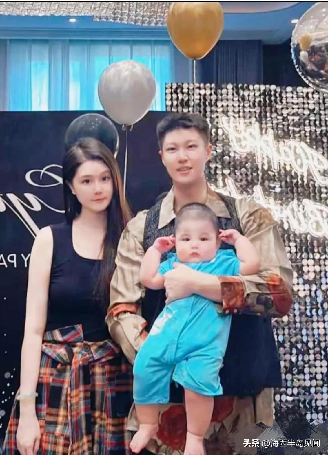 这是赵本山女儿球球一家三口合影，球球丈夫是国外留学的海归派。
	
2024年1月