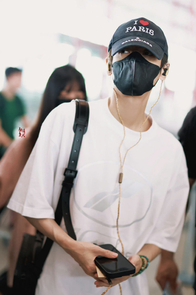 罗云熙白T+牛仔裤真的很有清爽男大感，期待七夕特别单曲！ ​​​