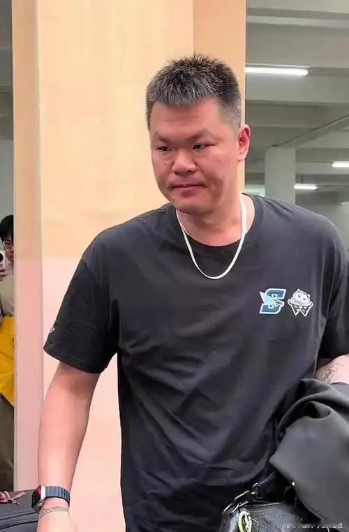 朱芳雨还是离开了广东宏远，没有老总和兄弟们的送别，一个人拉着行李孤独的走出俱乐部
