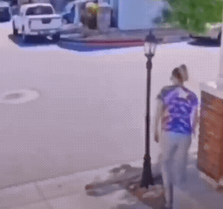 女子的一个简单滑行动作，就演绎了什么叫祸不单行，还遭到了定位打击。
概率跟买彩票