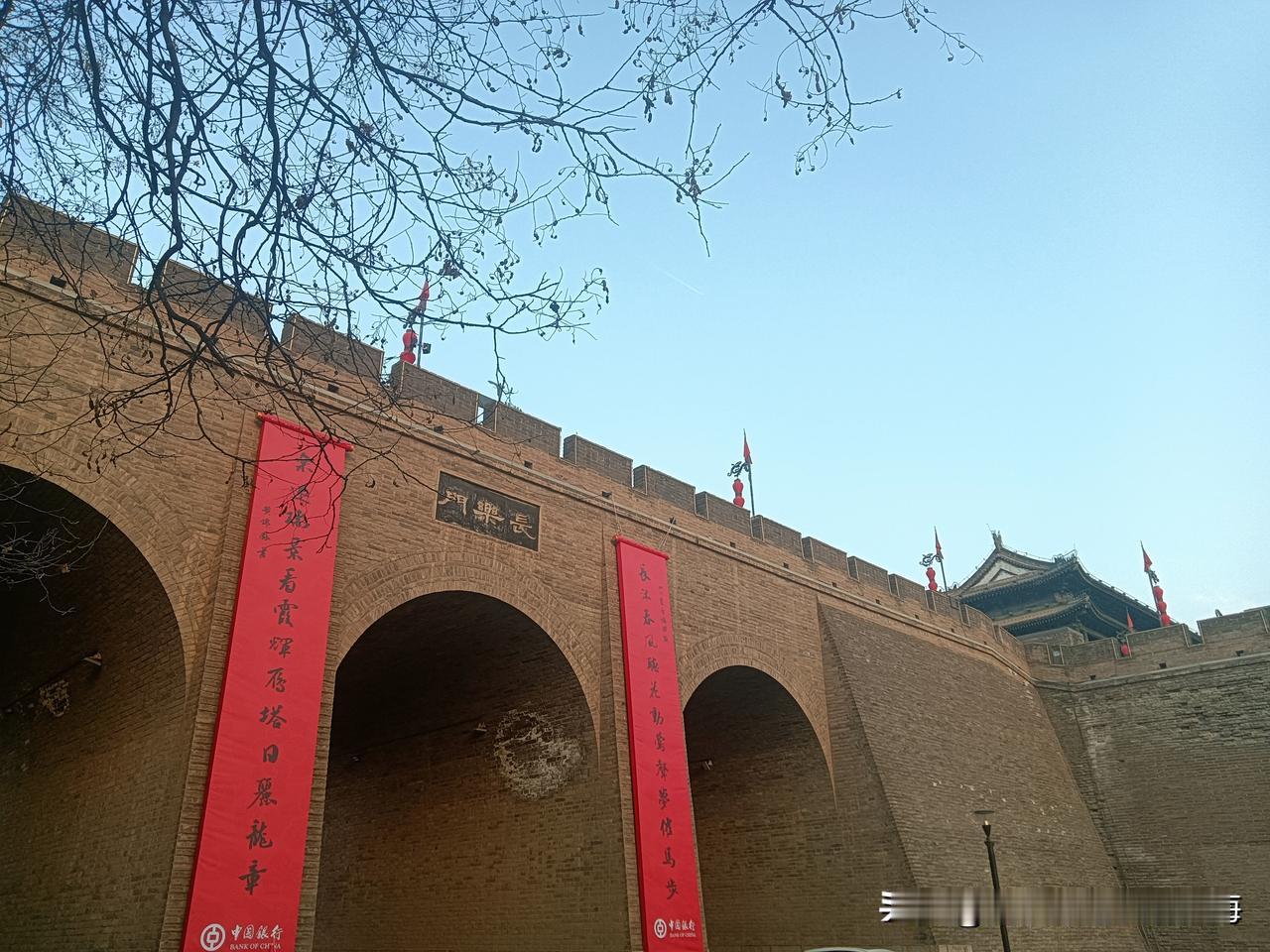 西安城墙16座城门挂春联你怎么看西安城墙16个城门洞每到过大年都会挂上“如椽大笔