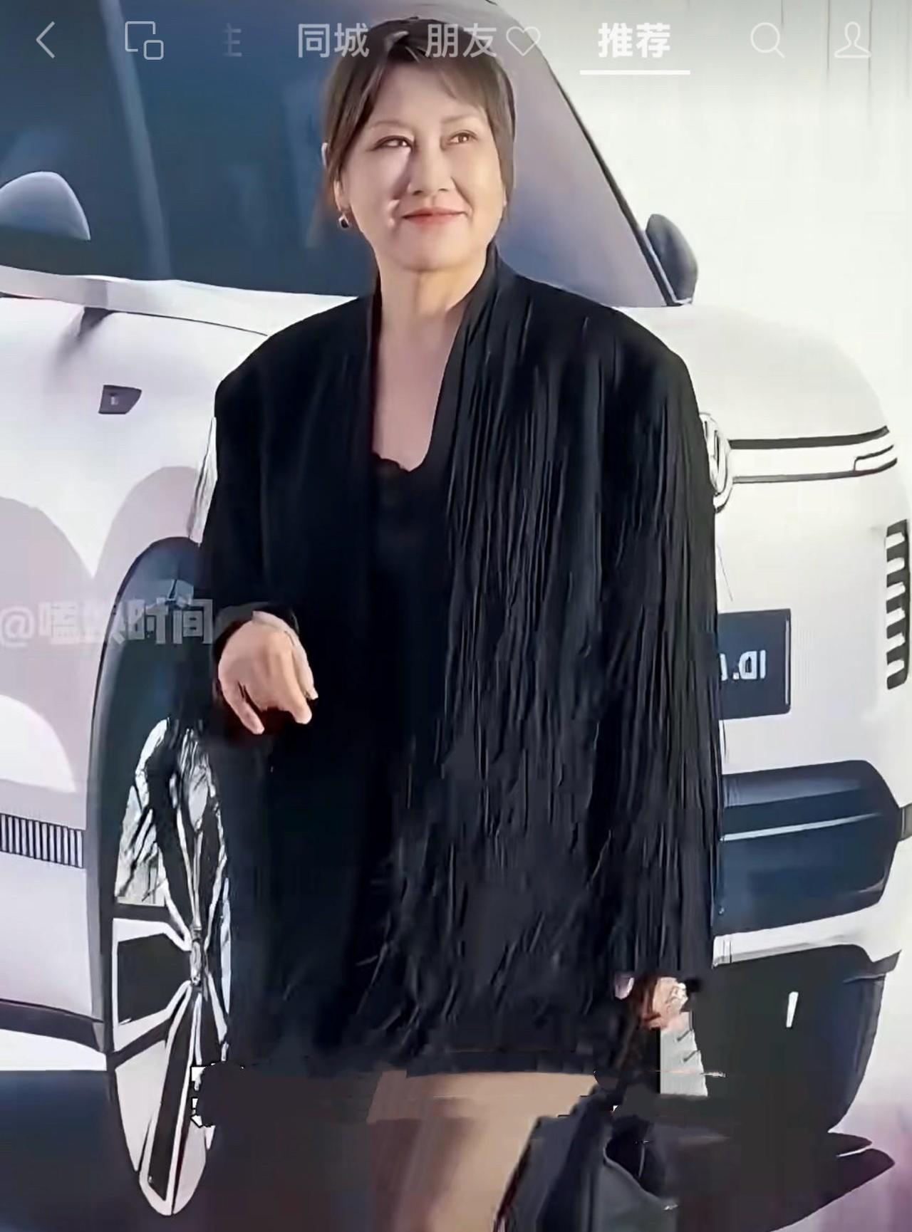 近日，第六届新时代国际电影节上，71岁潘虹、76岁王馥荔稳重优雅，端庄耐看。63