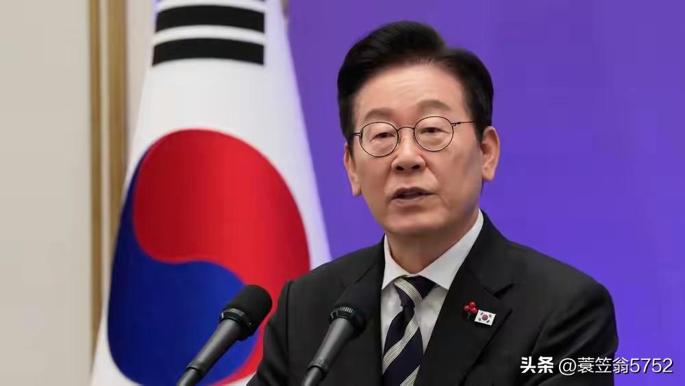 李在明在韩国政治中的地位经历了从地方官员到最大在野党领袖，最终成为韩国第21届总