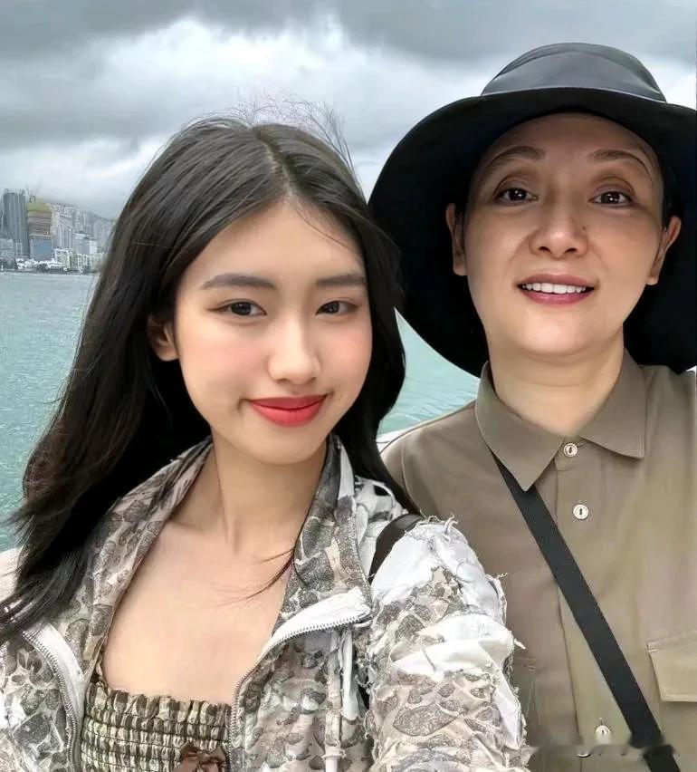 冯小刚和徐帆的养女徐朵真的是领养的吗，因为徐朵的眼睛和徐帆很像，而她鼻子往下的地
